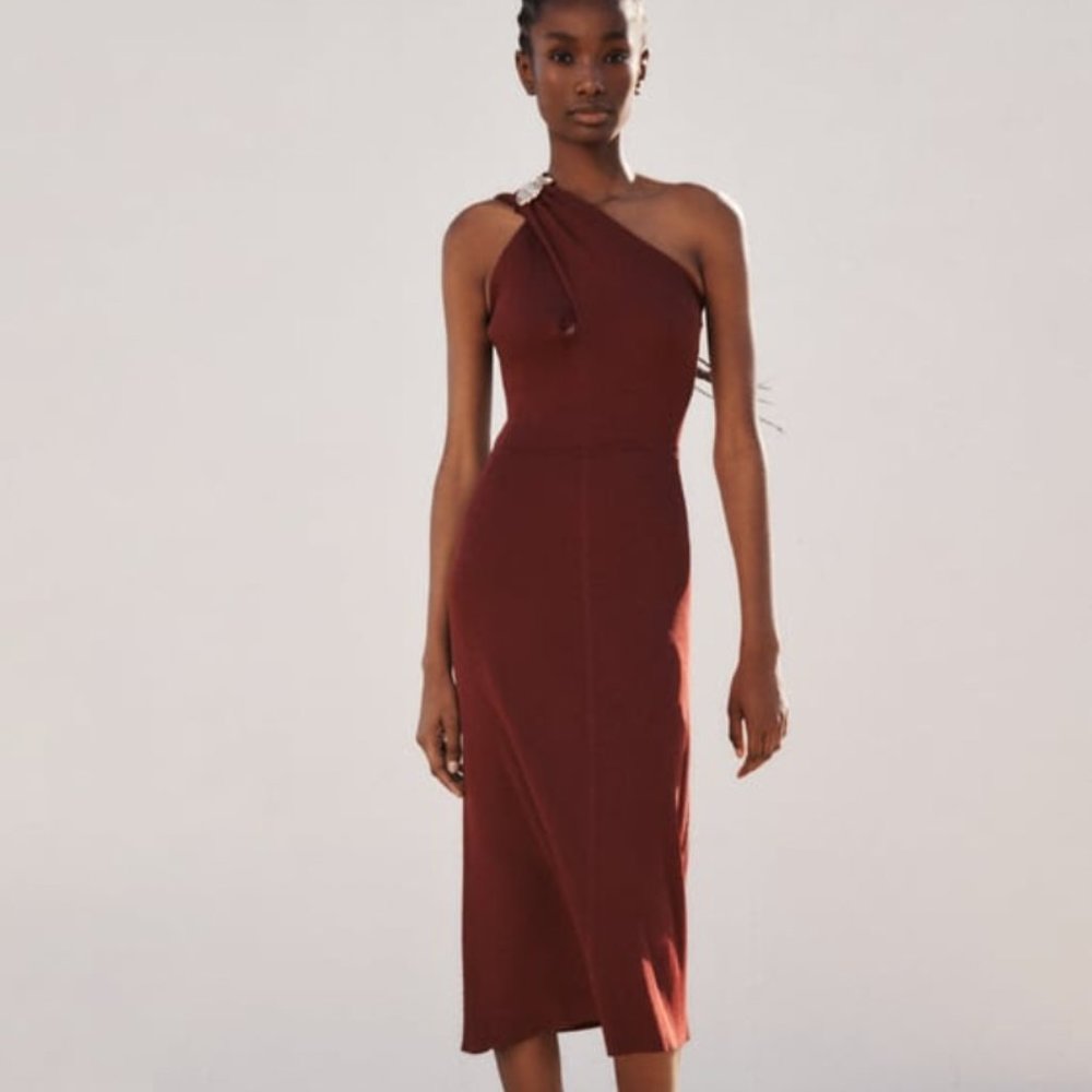 ZARA KNIT DRESS WITH GOLDEN BROOCH IN MAROON